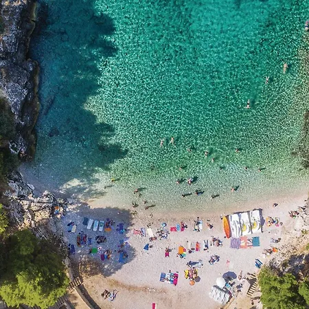 Nice Stacaravan In Pula With House Sea View مكان تخييم بولا
