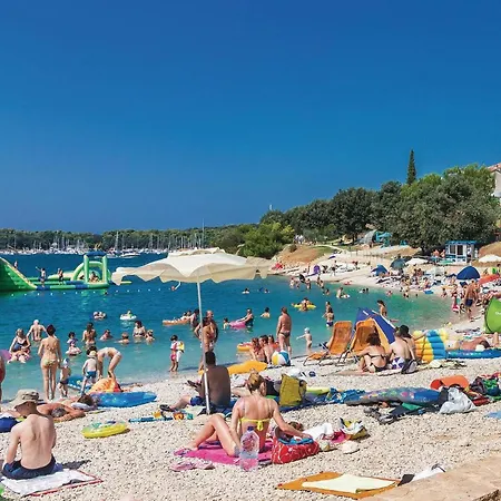 Nice Stacaravan In Pula With House Sea View مكان تخييم