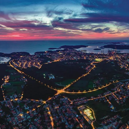 Nice Stacaravan In Pula With House Sea View مكان تخييم بولا